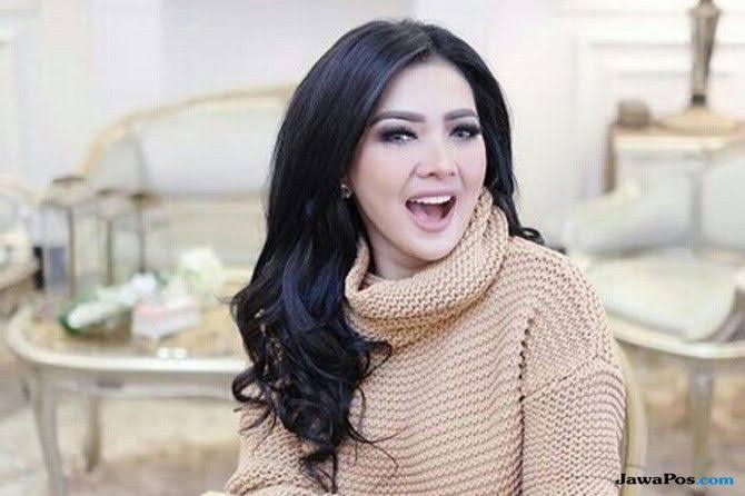 Makan Bubur di Emperan, Syahrini Ternyata Bawa Piring 