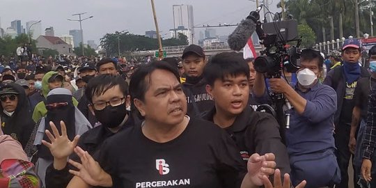 Ade Armando Digebuki Dan Ditelanjangi Di Depan Gedung Dpr Saat Demo 11 April Siapa Dia 2097