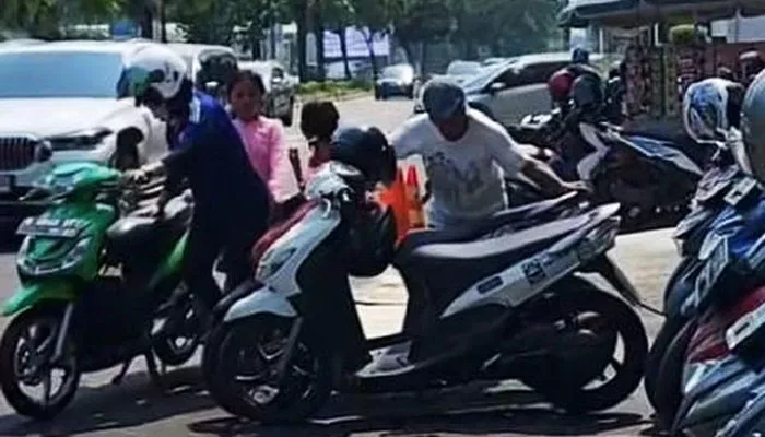 Juru Parkir Di Senayan Minta Pemotor Bayar Rp 10 Ribu Viral Di Media Sosial 7501